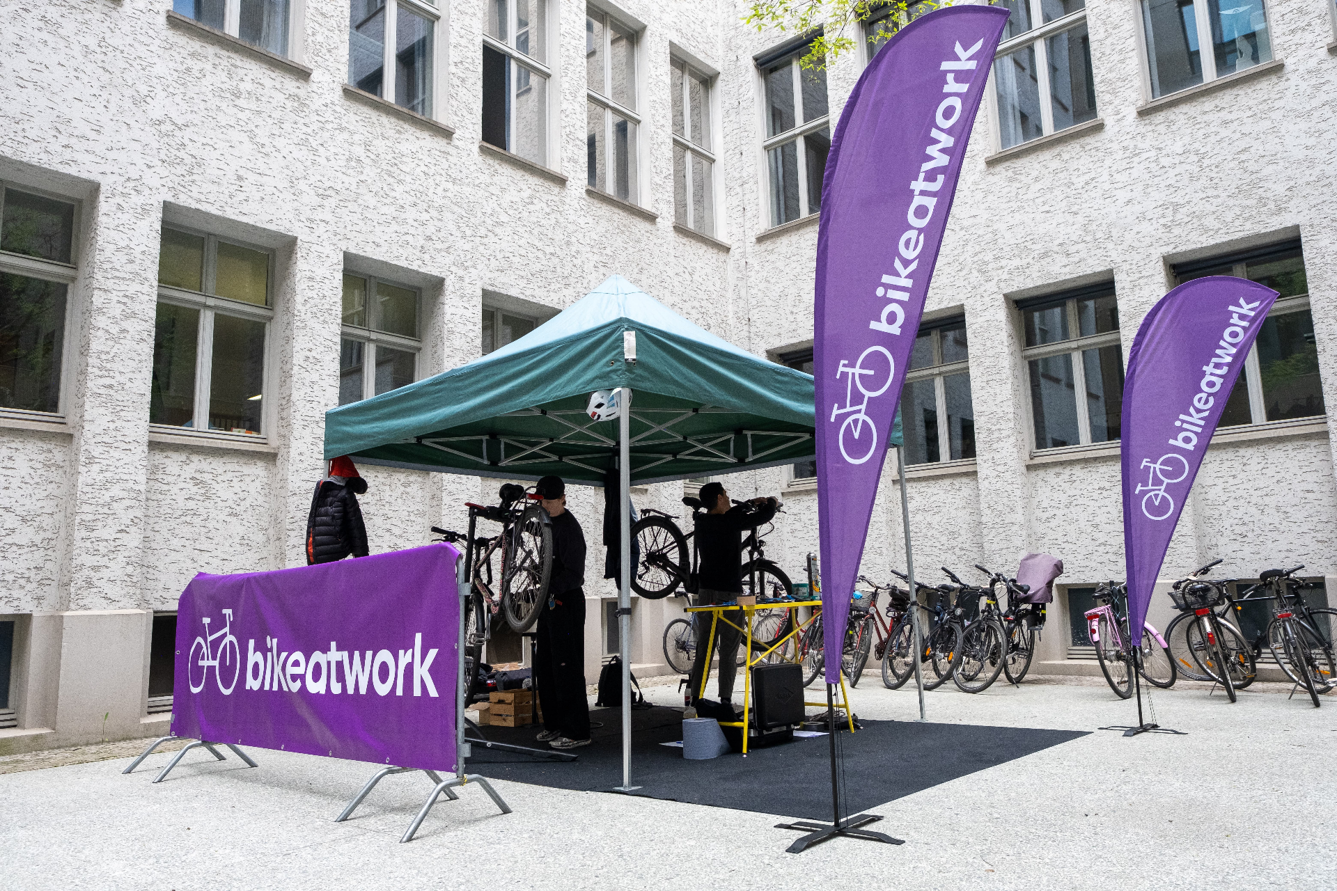 bikeatwork Service-Pavillon im Innenhof eines Berliner Unternehmens