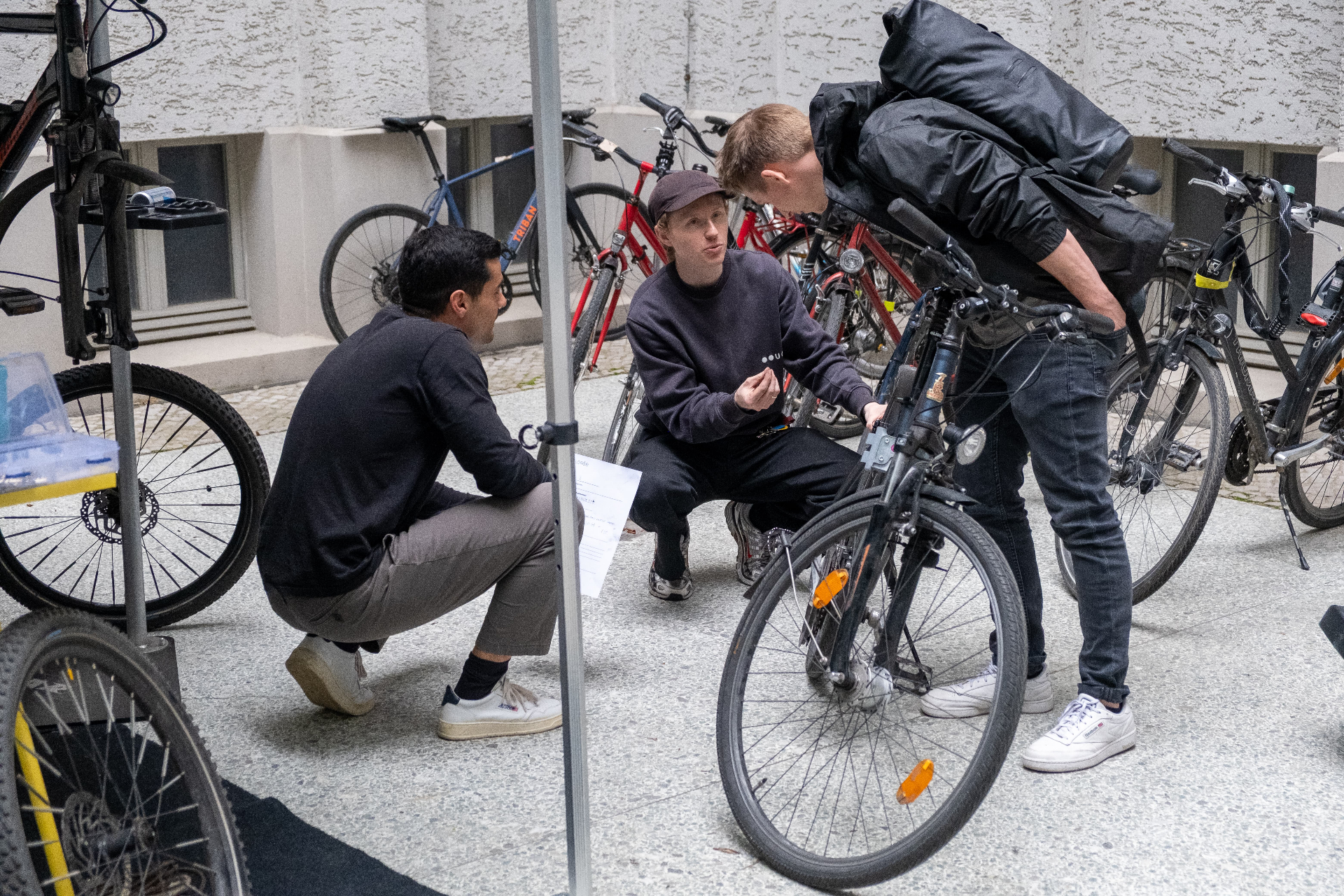 bikeatwork Mechaniker im Gespräch mit einem Mitarbeitenden über sein Fahrrad